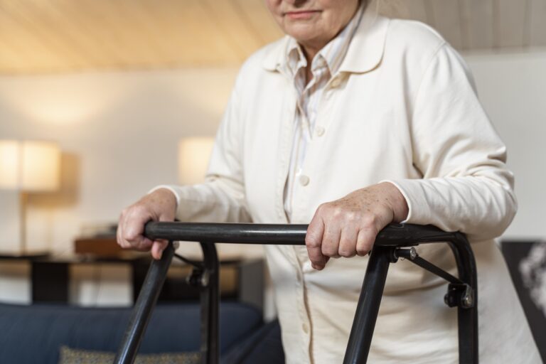Imagem de senhora representando a aposentadoria por invalidez.